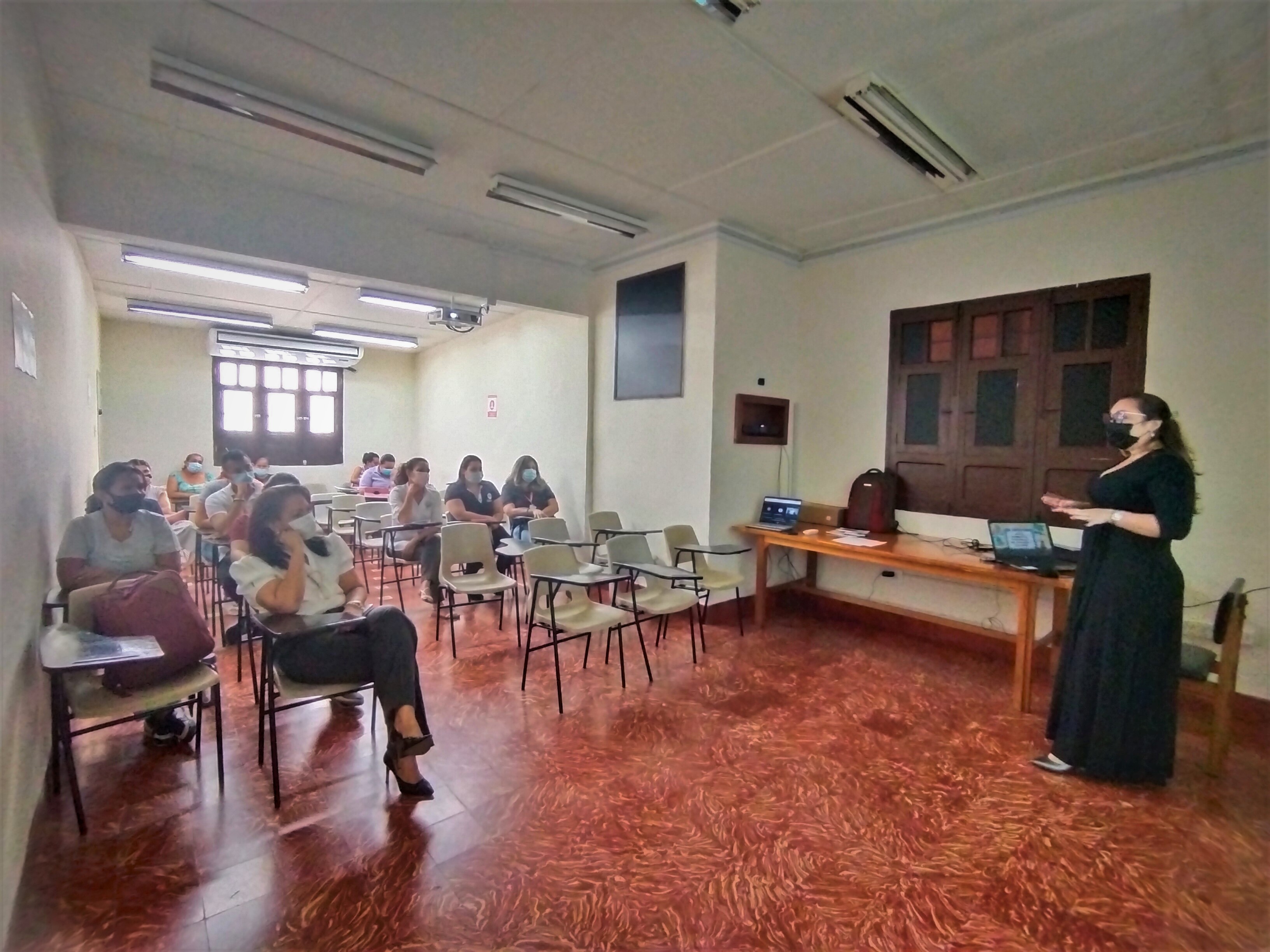  Conferencia: “Mujeres Malabaristas, un Desafío en el Rol Profesional y en el Hogar